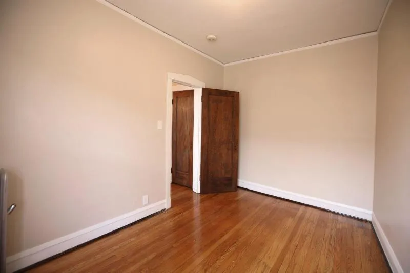 living room at 7665-7703 N Sheridan Apartments in chicago