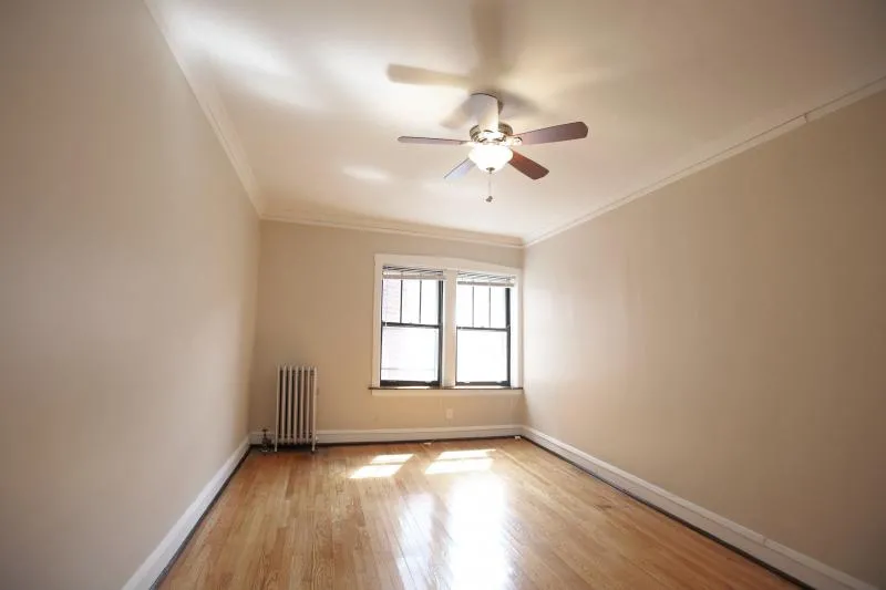 living room at 7665-7703 N Sheridan Apartments in chicago