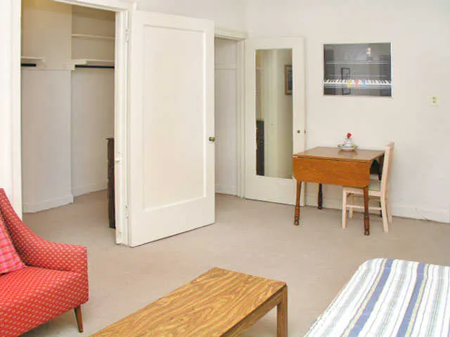 vintage exterior of Canterbury Court Apartments in the Gold Coast Chicago