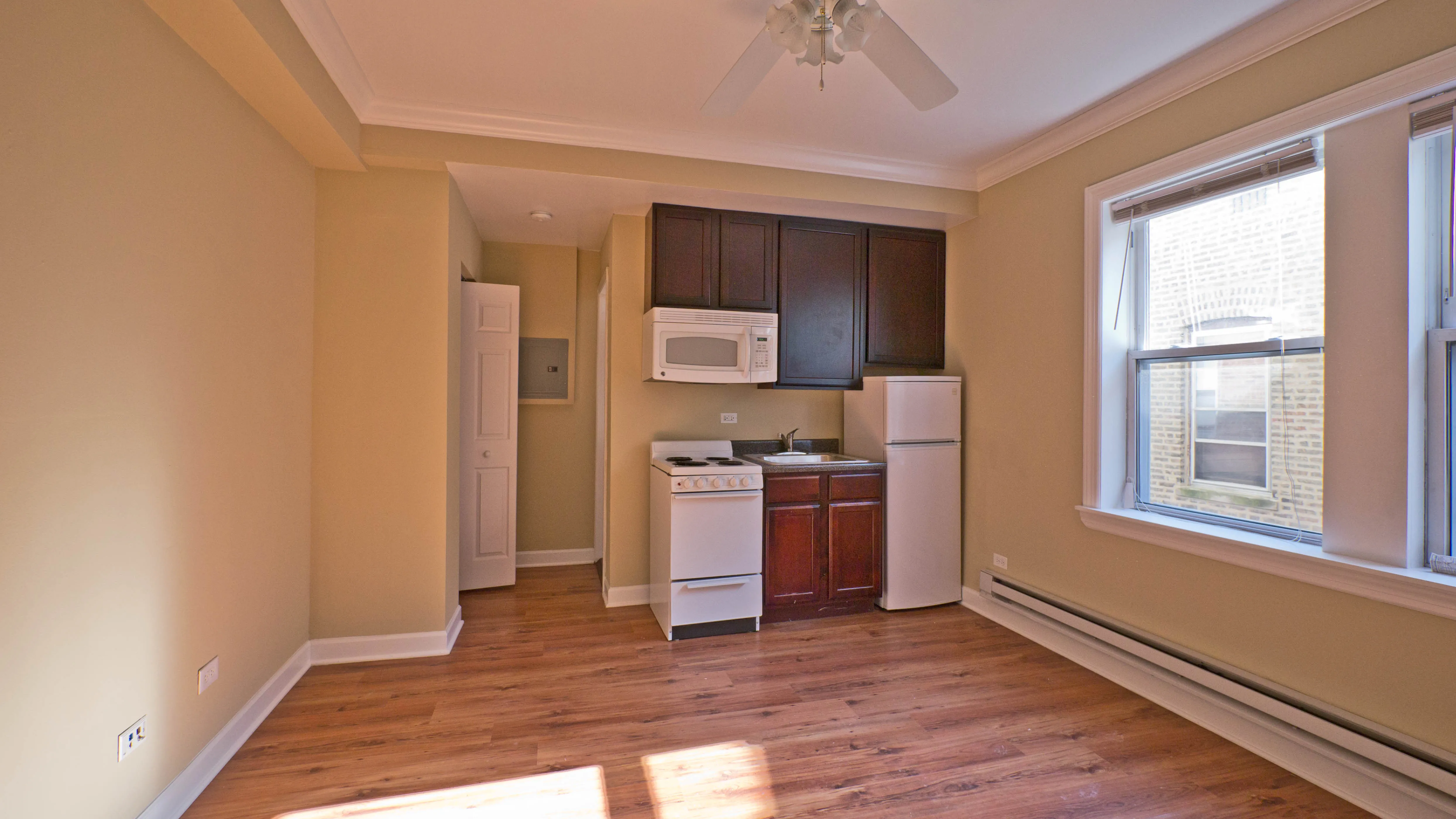 living space at 1135 West Pratt Apartments in Rogers Park Chicago