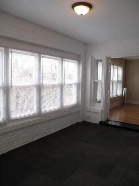 walkway and entry of Birchwood Manor Apartments in Rogers Park Chicago