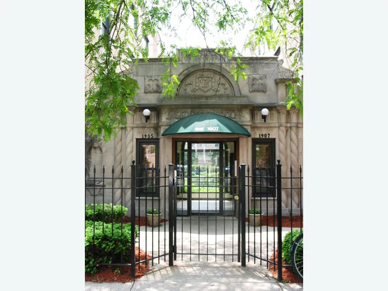 exterior entrance of Wilson Court Apartments in Ravenswood Chicago