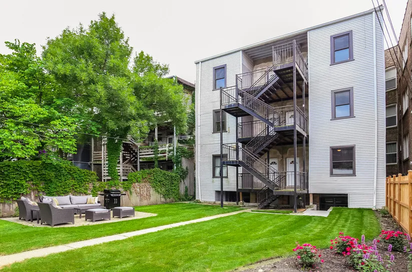 light brown exterior of 2852 West Shakespeare Apartments