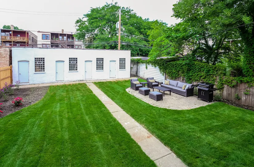 light brown exterior of 2852 West Shakespeare Apartments