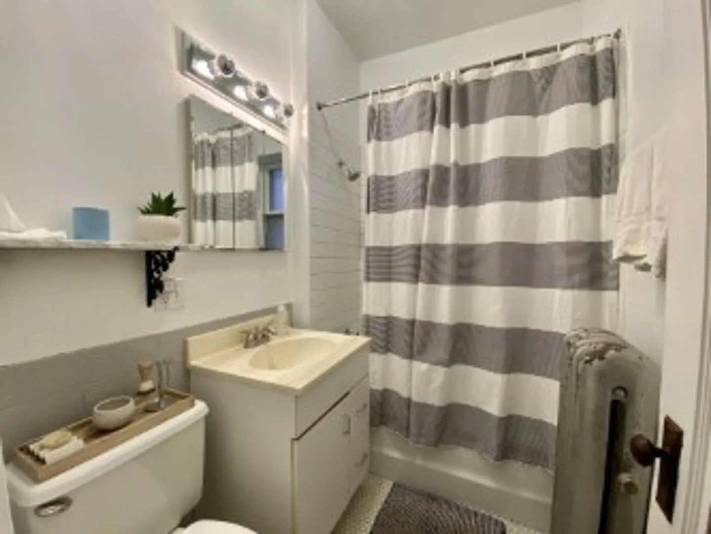 831 W Wolfram St, ,  60657, USA 60657-unit#2R-Chicago-IL