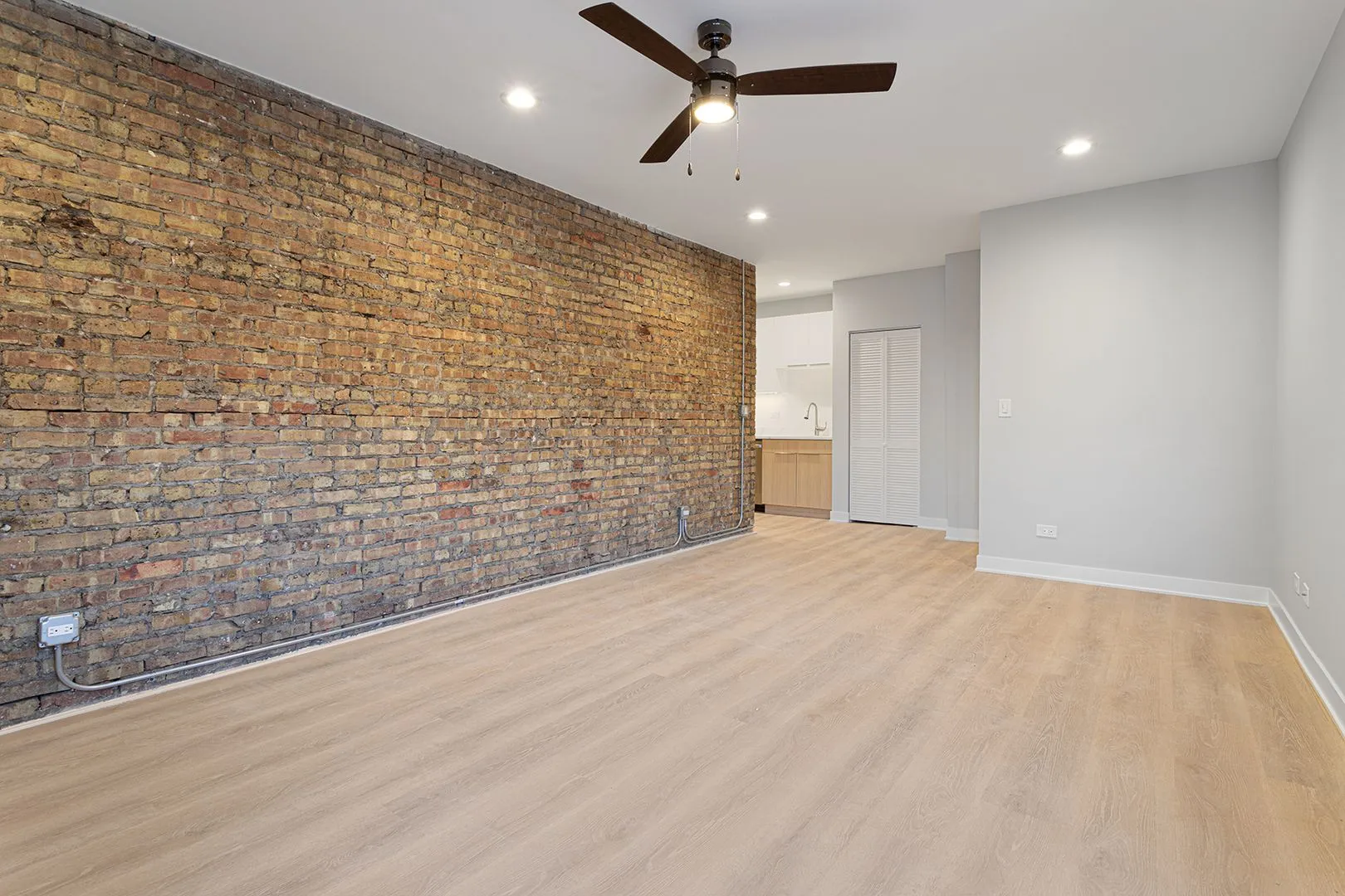 7387 N Damen Ave, ,  60645, USA 60645-unit#2E-Chicago-IL