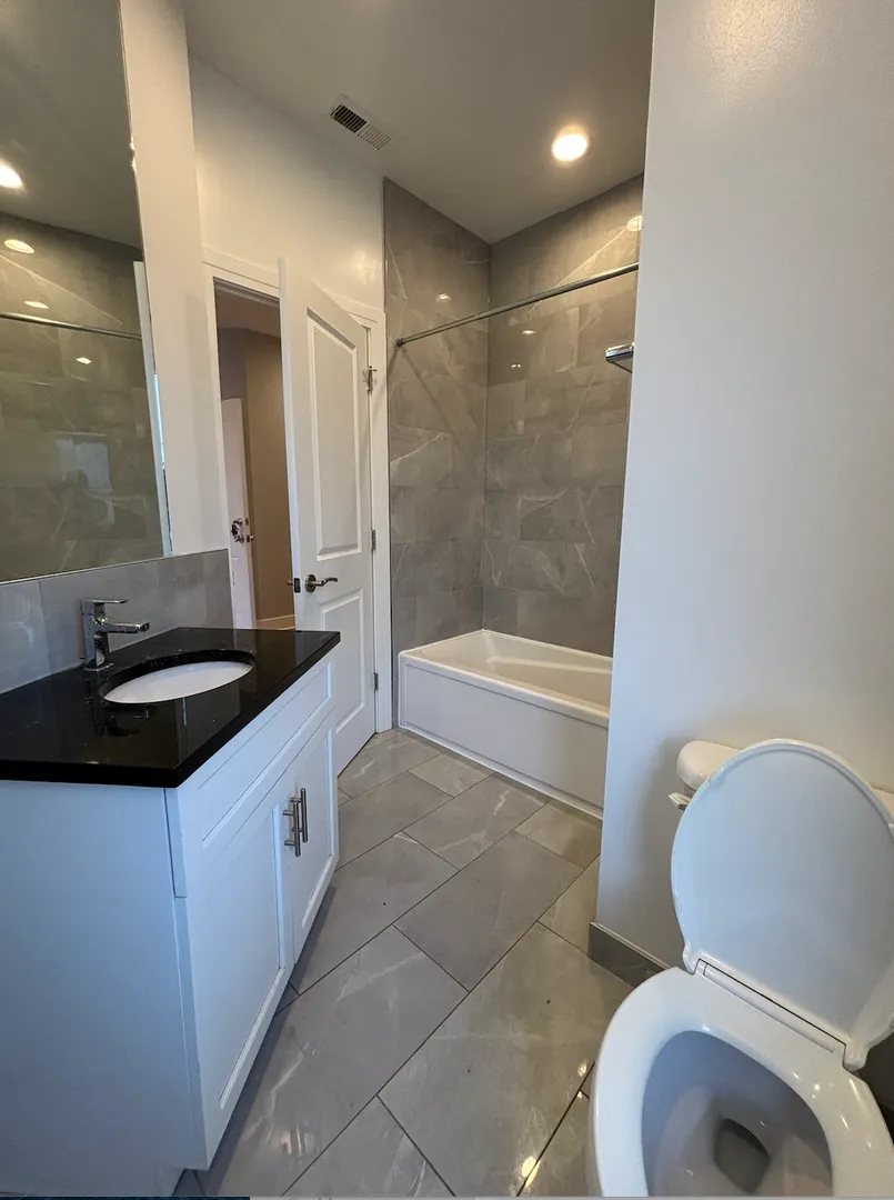 1163 W Lunt Ave, ,  60626, USA 60626-unit#3RD FLOOR-Chicago-IL