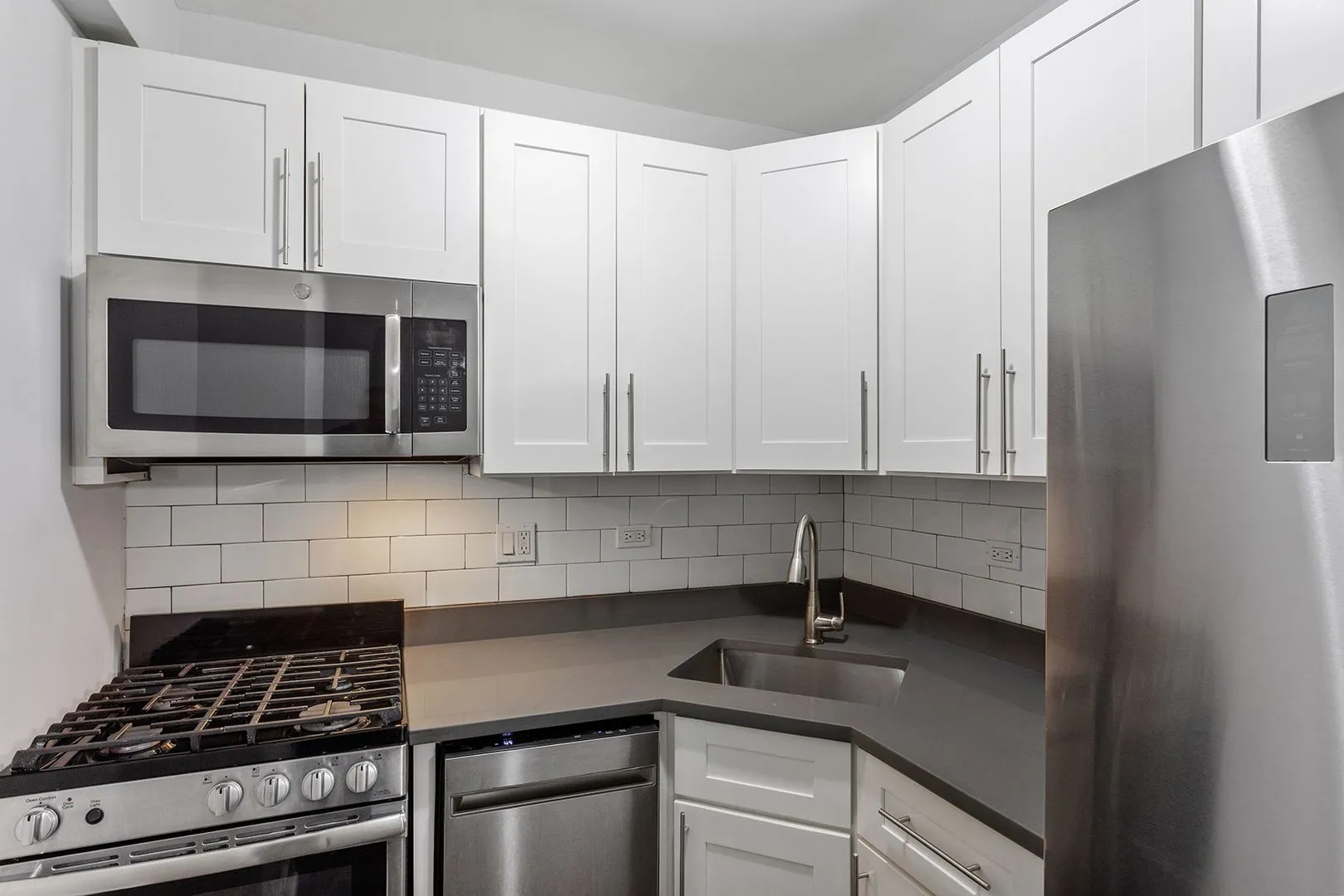 1521 W Sherwin Ave, ,  60626, USA 60626-unit#208-Chicago-IL