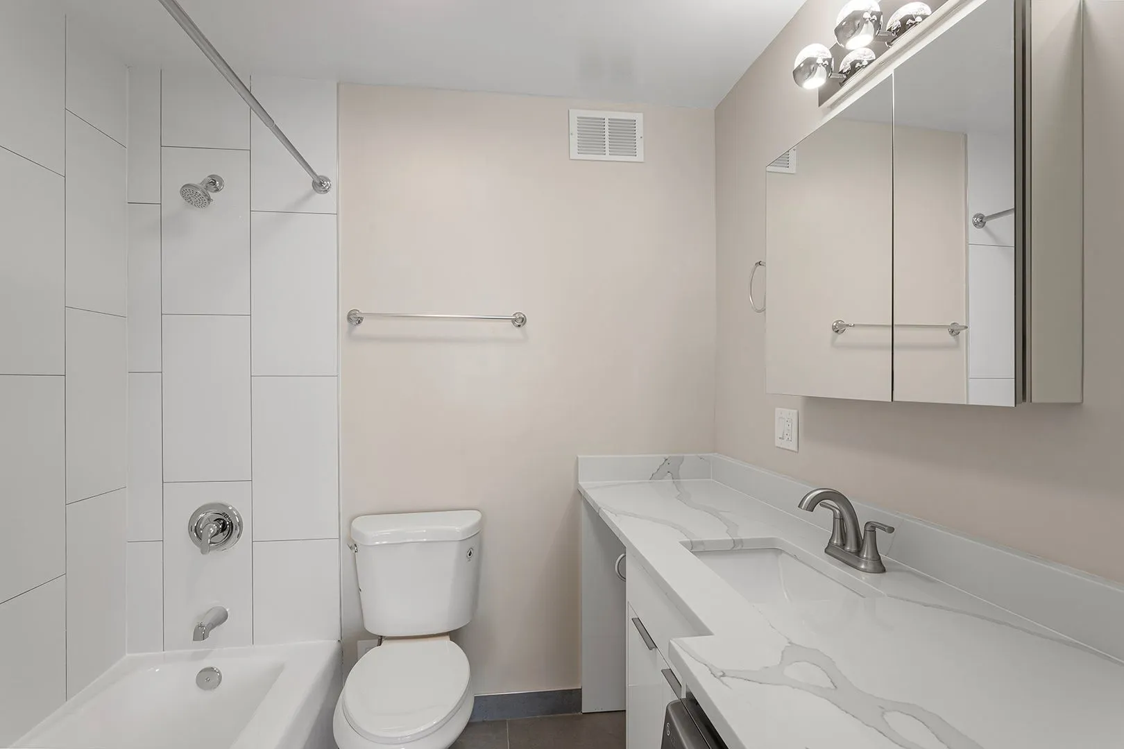6166 N Sheridan Rd, ,  60660, USA 60660-unit#22B-Chicago-IL
