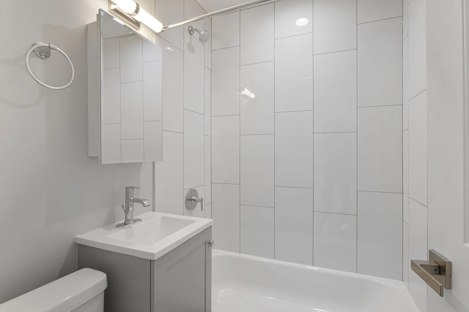 1303 W Estes Ave, ,  60626, USA 60626-unit#4W-Chicago-IL