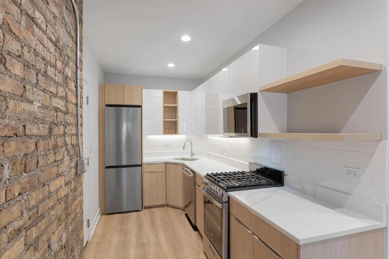 7385 N Damen Ave, , 60645, USA 60645-unit#2S-Chicago-IL