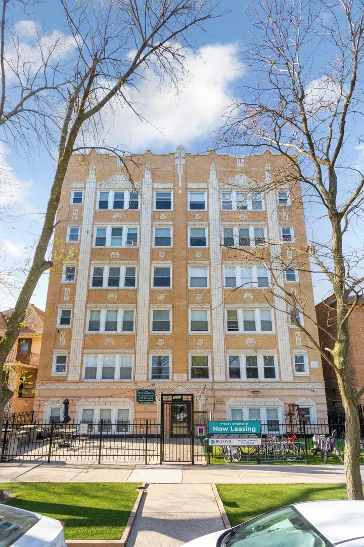 1521 W Sherwin Ave, ,  60626, USA 60626-unit#303-Chicago-IL