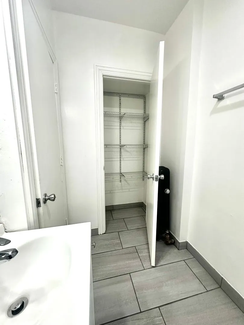 4031 N Kenmore Ave, ,  60613, USA 60613-unit#.214-Chicago-IL