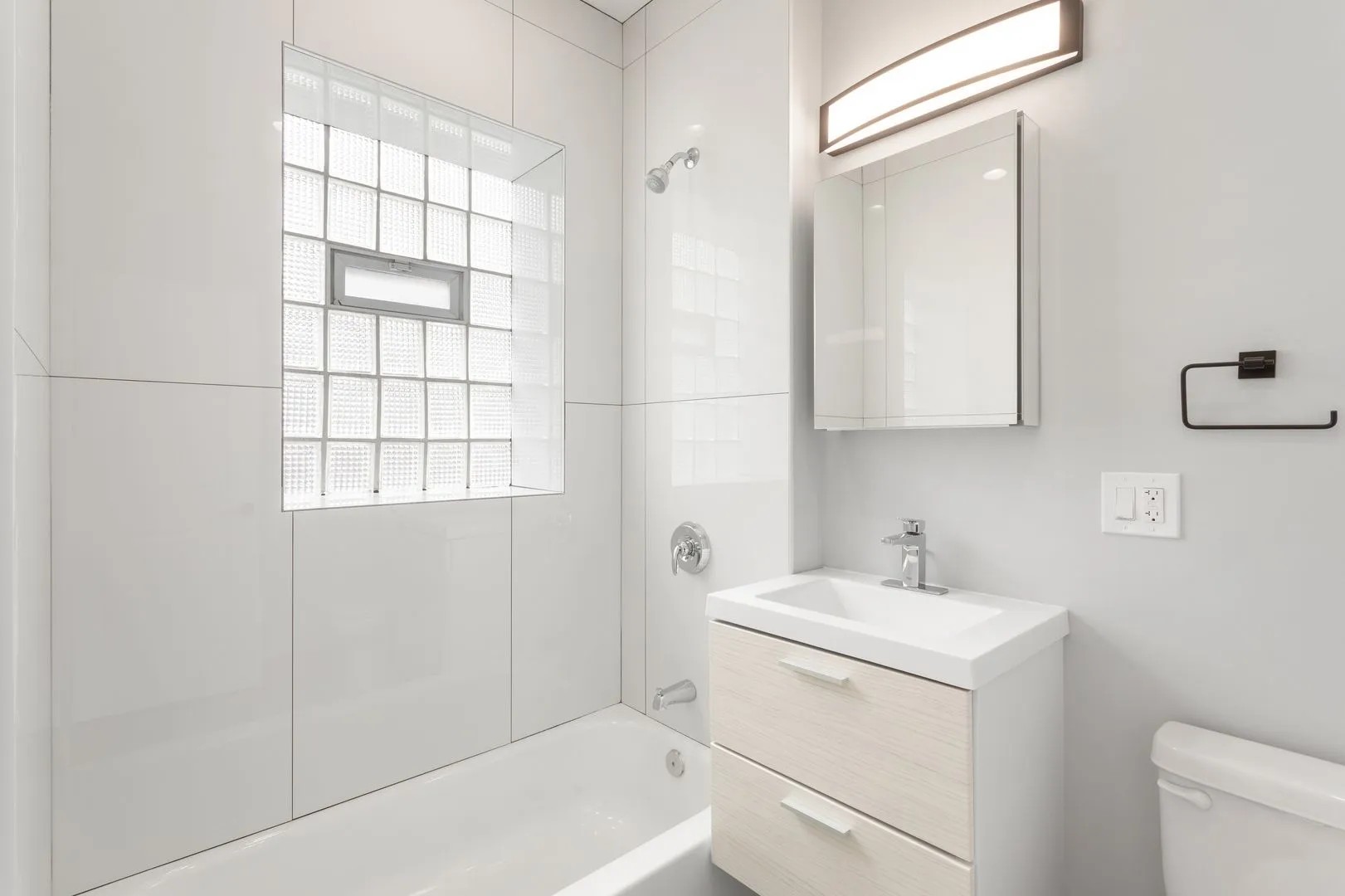 7663 N Rogers Ave, , 60626, USA 60626-unit#3-Chicago-IL