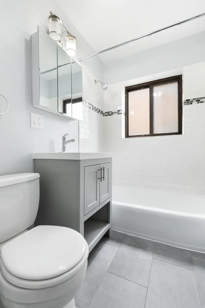 6826 N Ridge Blvd, , 60645, USA 60645-unit#204-Chicago-IL