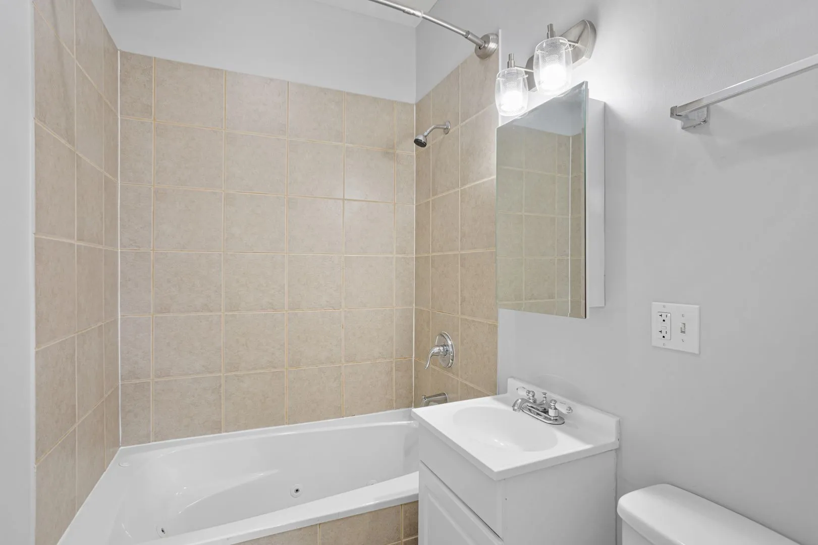 2007 W Jarvis Ave, ,  60645, USA 60645-unit#3-Chicago-IL