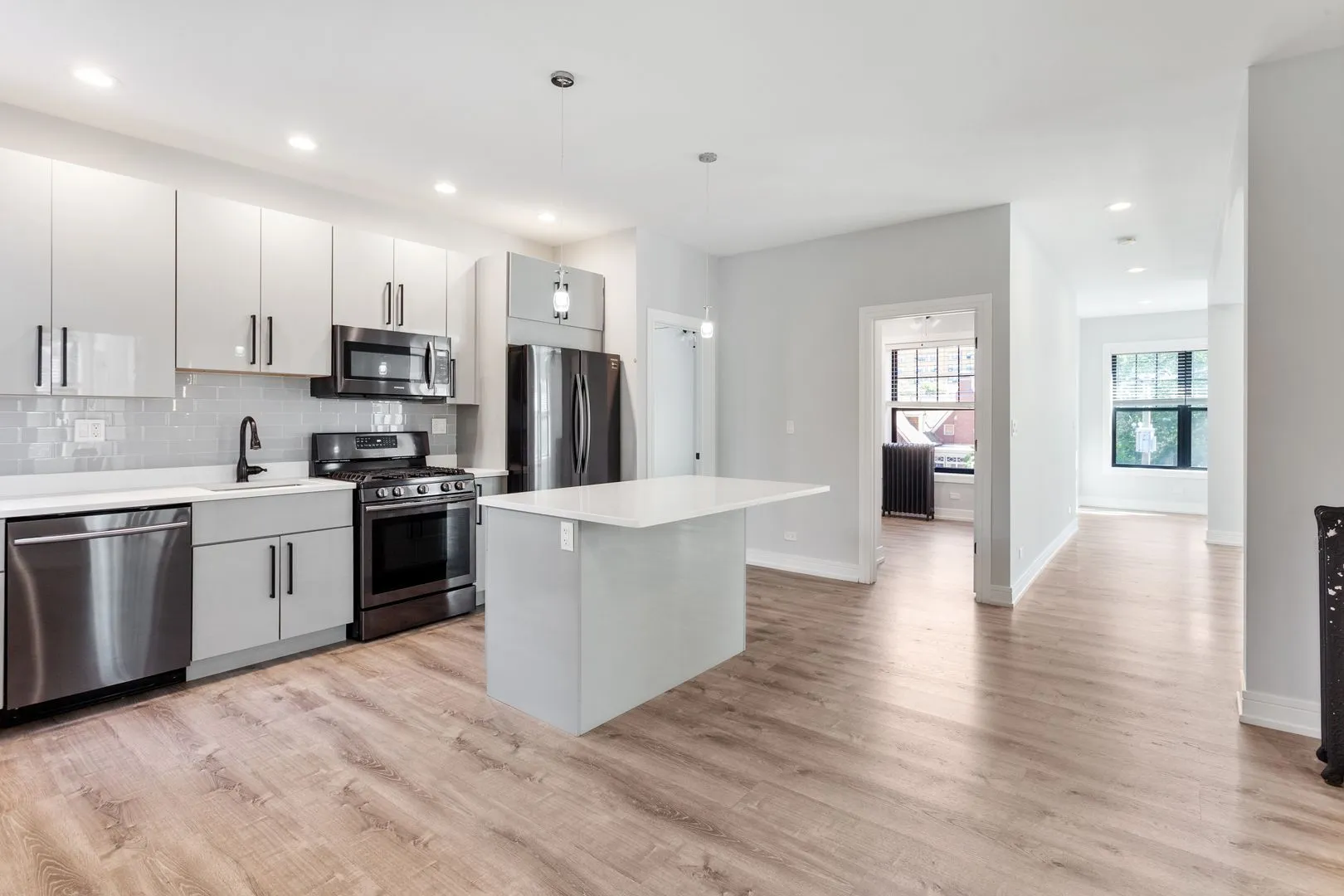 1062 W Glenlake Ave 3rd floor, , 60660, USA 60660-Chicago-IL