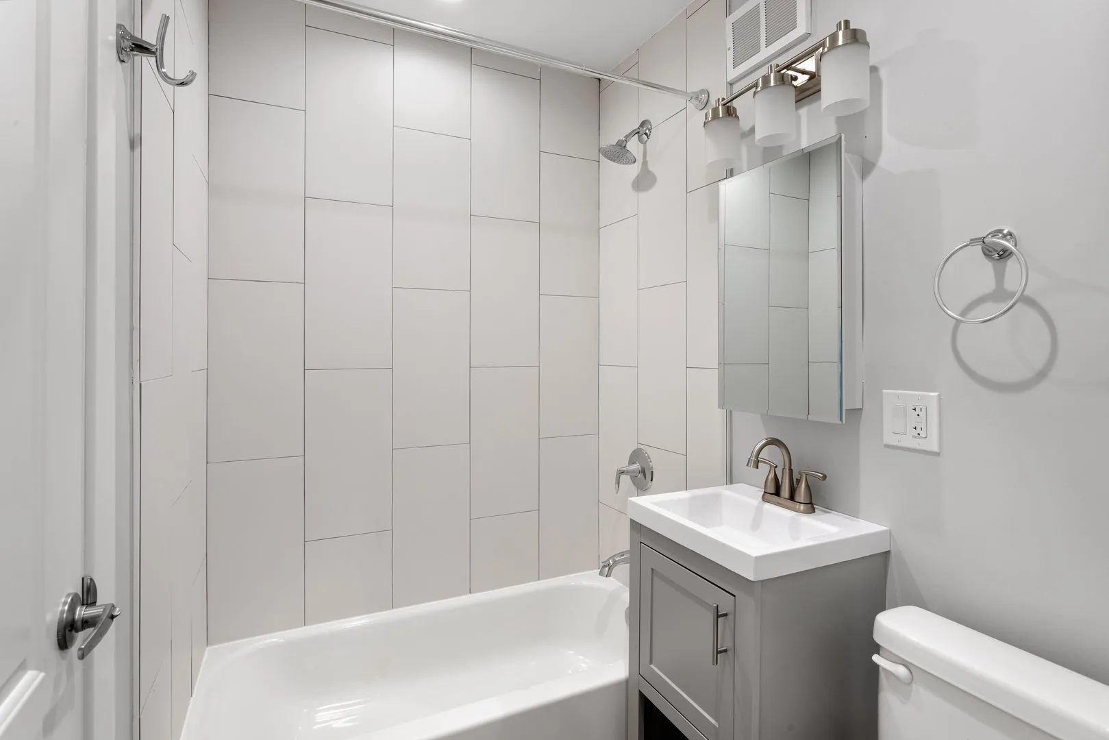 1303 W Estes Ave, ,  60626, USA 60626-unit#4E-Chicago-IL