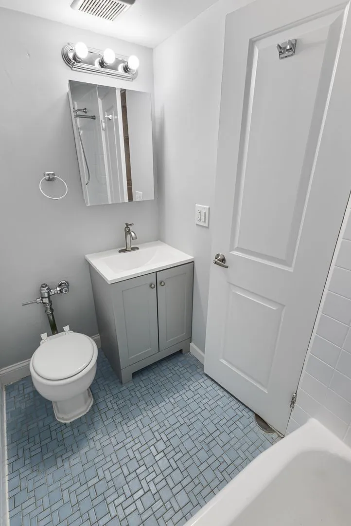 6012 N Kenmore Ave, , 60660, USA 60660-unit#4F-Chicago-IL