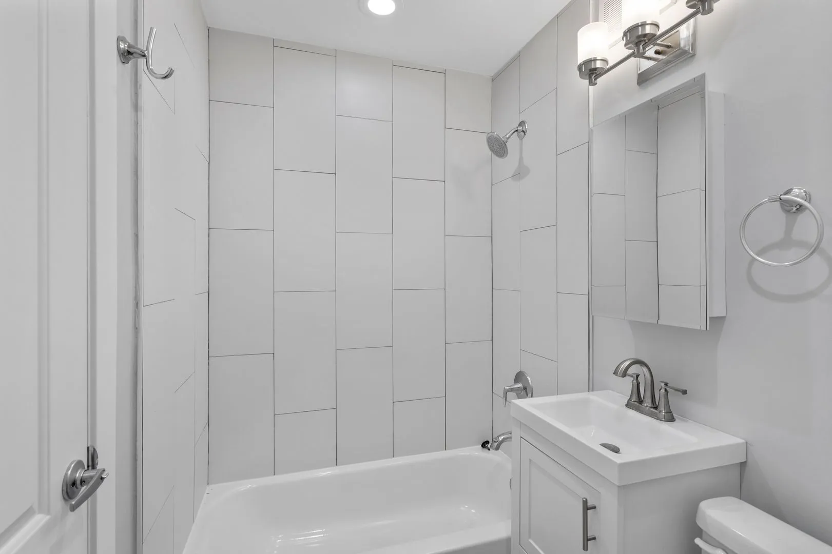 1303 W Estes Ave, ,  60626, USA 60626-unit#2E-Chicago-IL