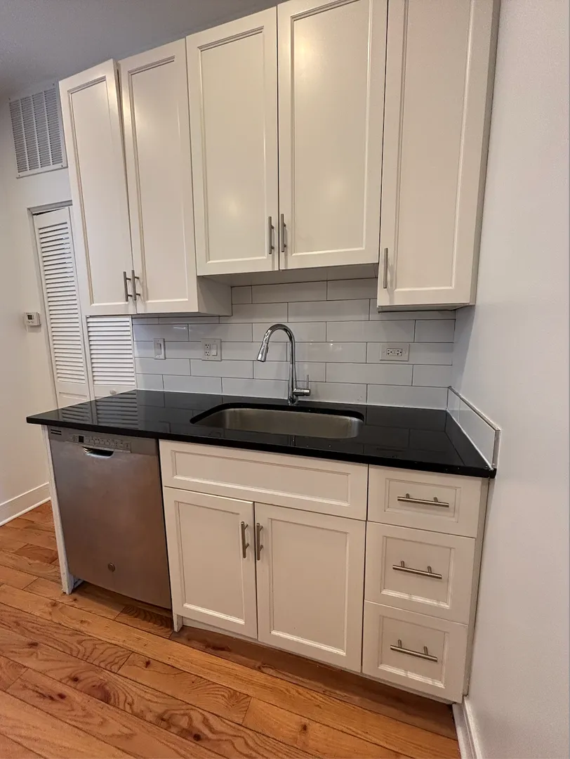 1163 W Lunt Ave, ,  60626, USA 60626-unit#3RD FLOOR-Chicago-IL