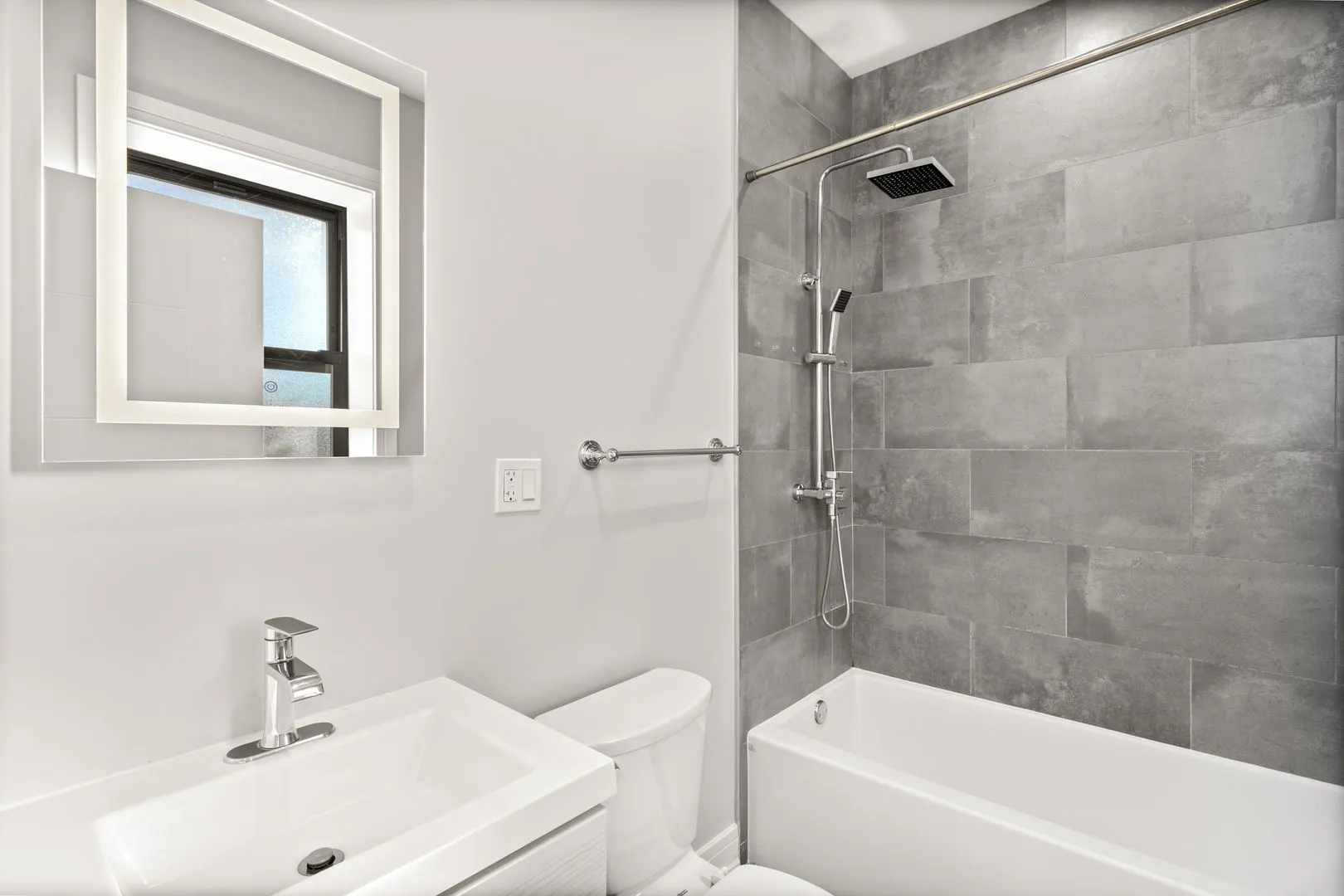 1062 W Glenlake Ave 2nd floor, , 60660, USA 60660-Chicago-IL