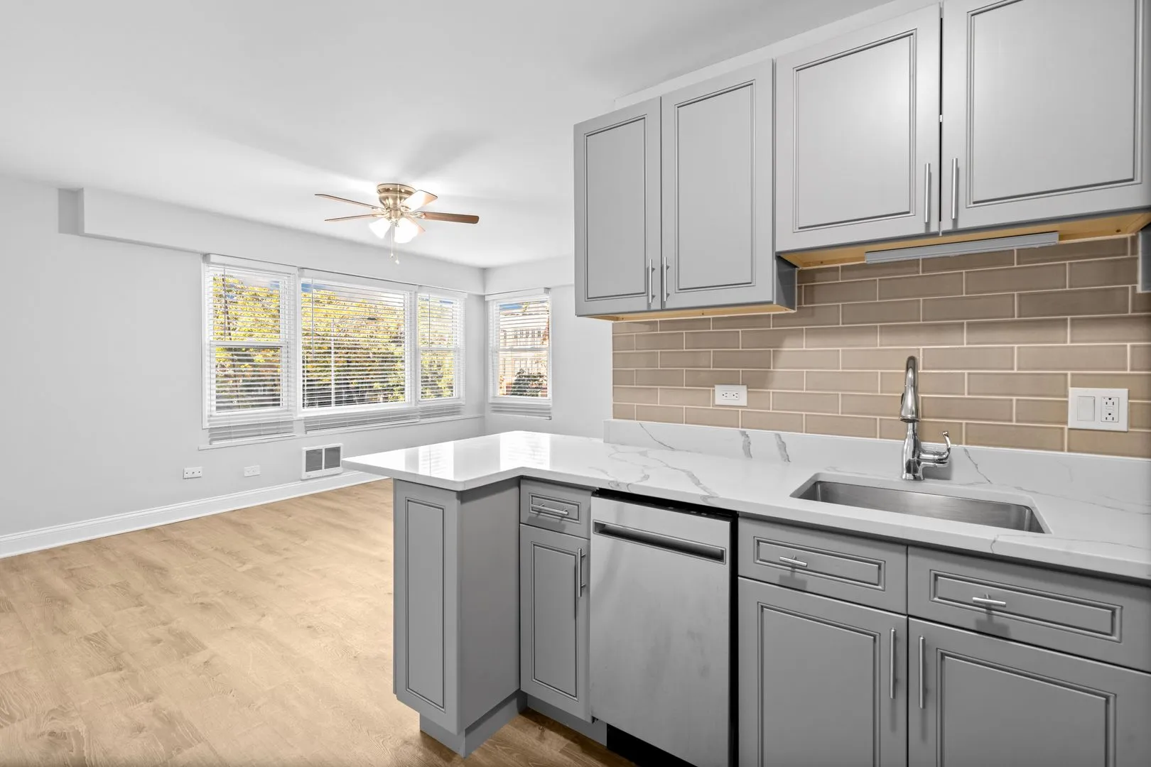 7710 N Sheridan Rd, , 60626, USA 60626-unit#302-Chicago-IL