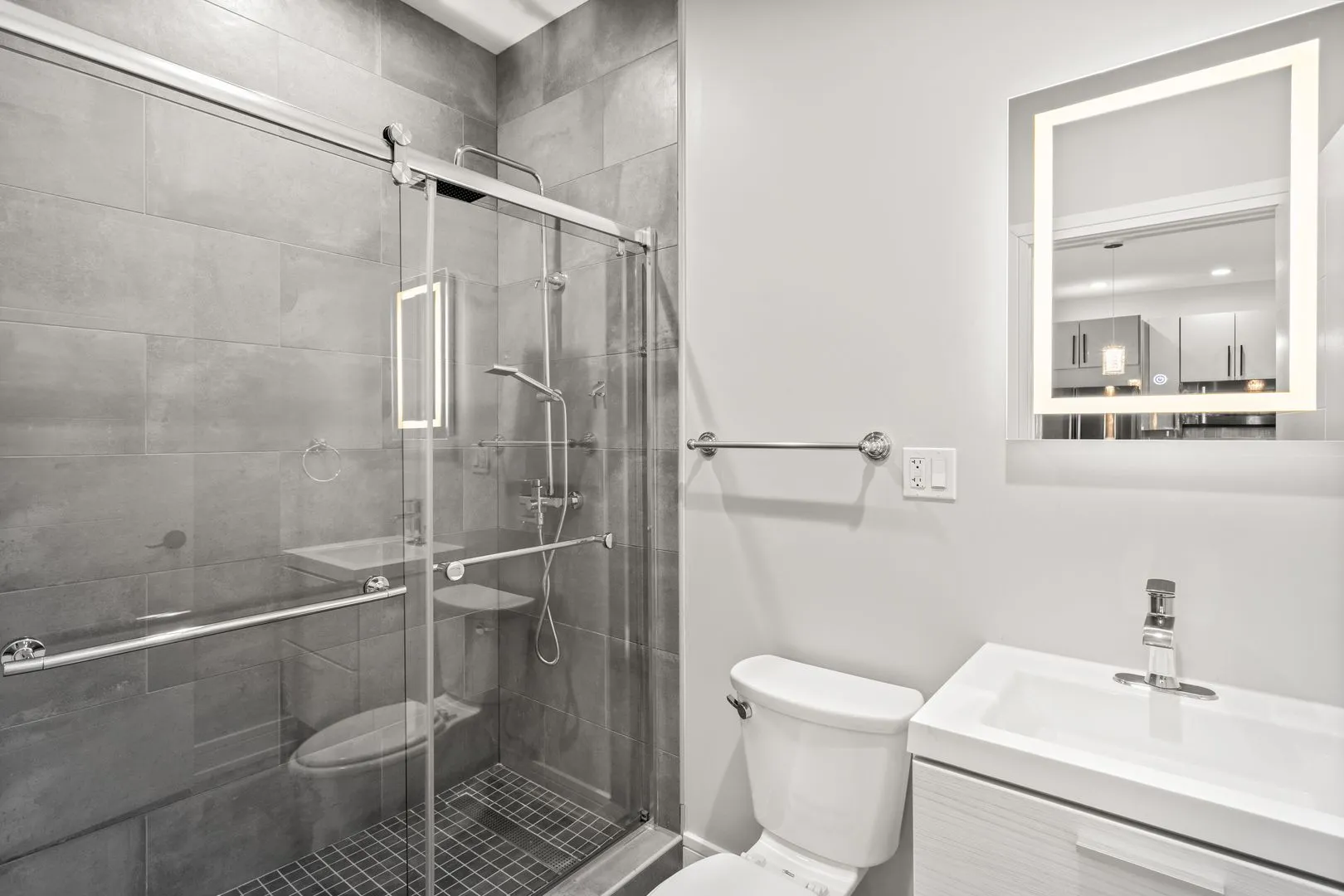 1062 W Glenlake Ave 2nd floor, , 60660, USA 60660-Chicago-IL