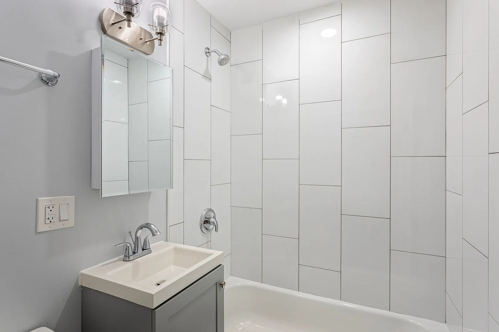 1301 W Estes Ave, ,  60626, USA 60626-unit#3W-Chicago-IL