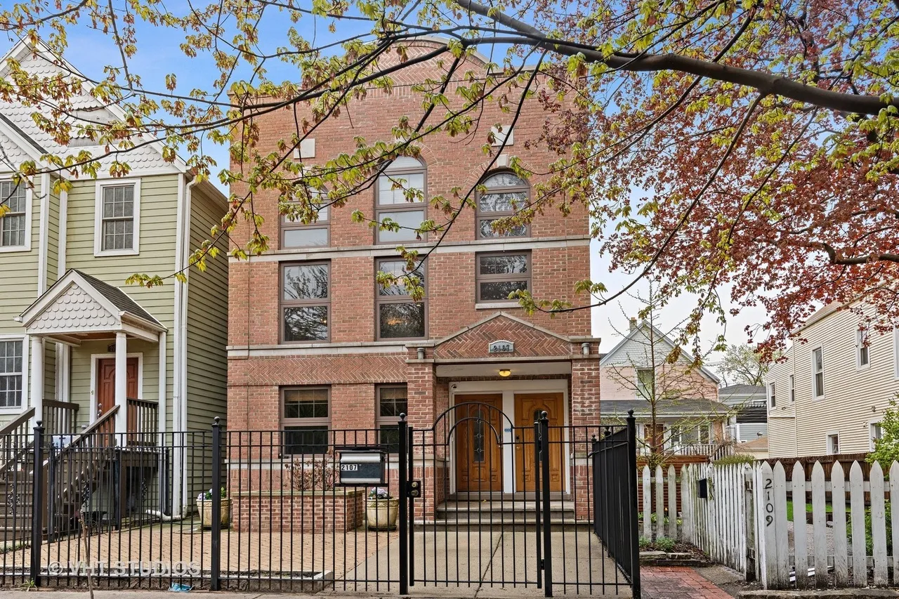 2107 W MONTROSE AVE 60618-unit#2-Chicago-IL