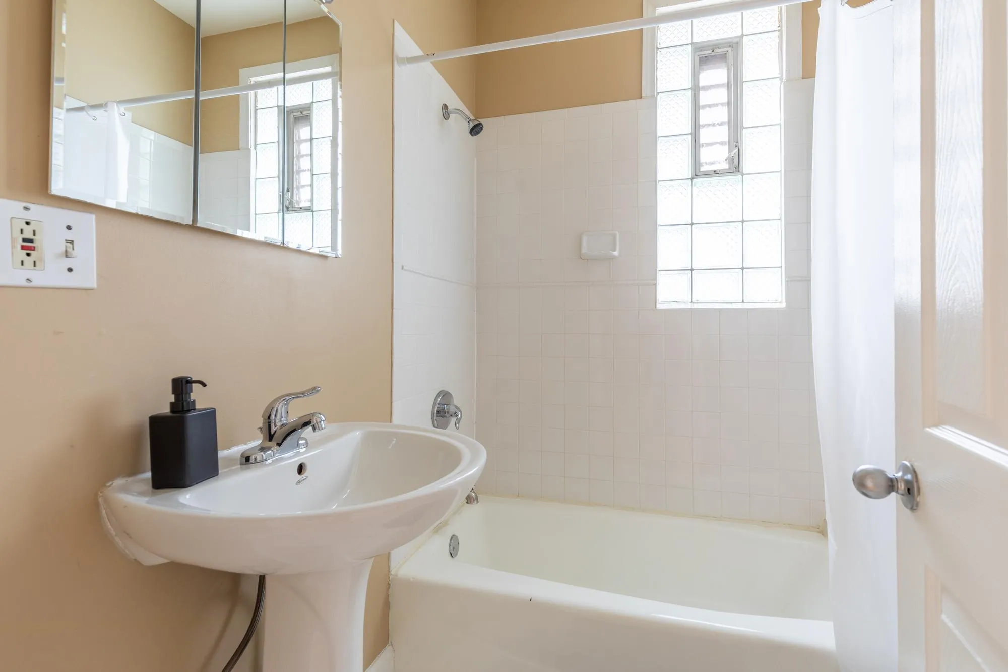 1537 W BARRY AVE 60657-unit#2-Chicago-IL