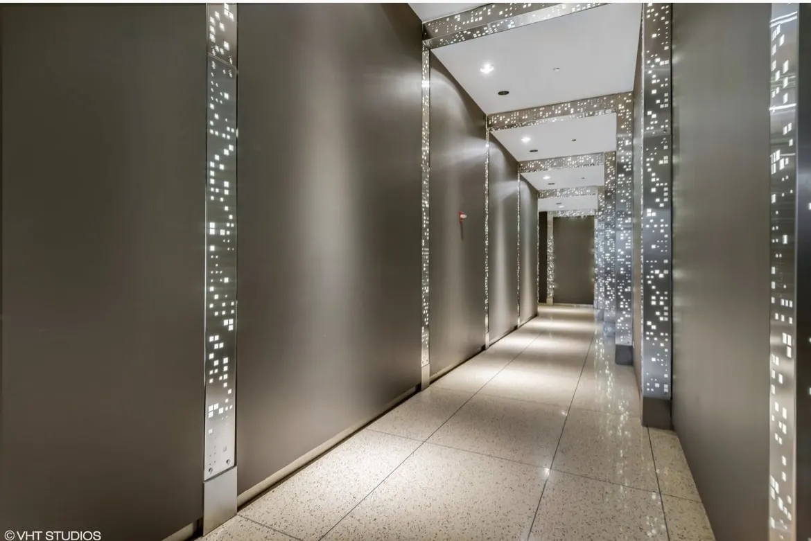 700 N LARRABEE ST 60654-Luxury Skyline & River Views w Balcony-unit#xxx-Chicago-IL