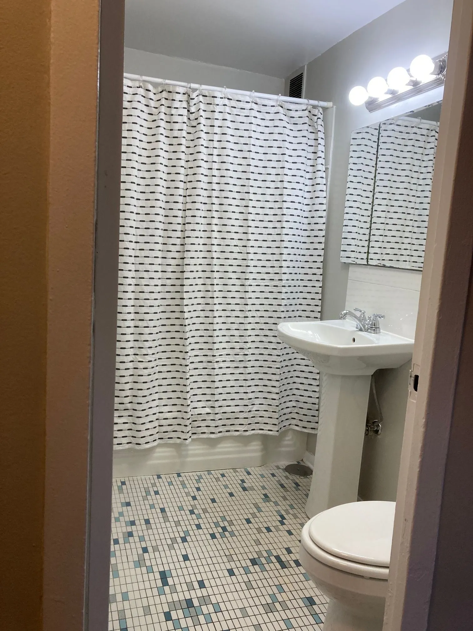 1902 W BIRCHWOOD AVE 60626-unit#3B-Chicago-IL