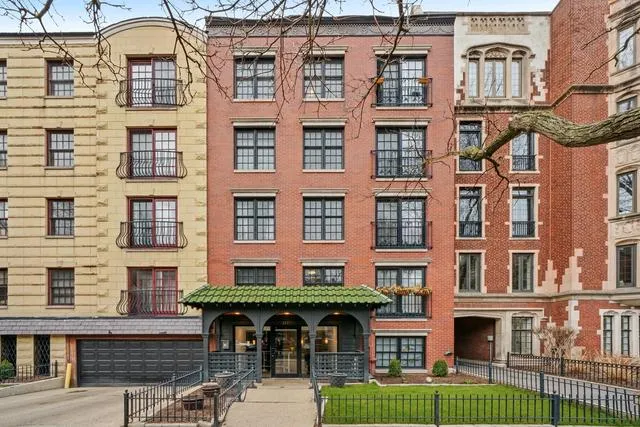 512 W BARRY AVE 60657-unit#207-Chicago-IL
