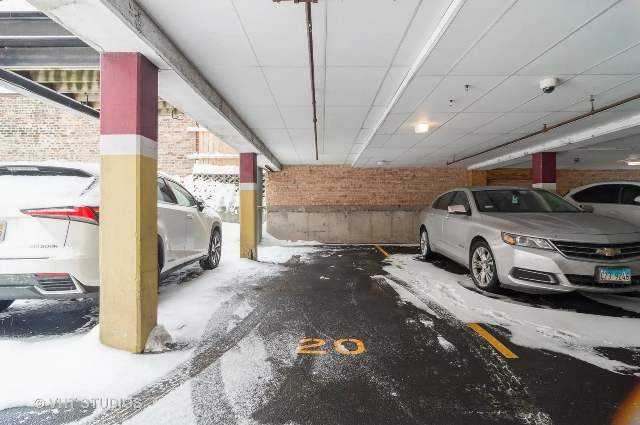 512 W BARRY AVE 60657-unit#207-Chicago-IL