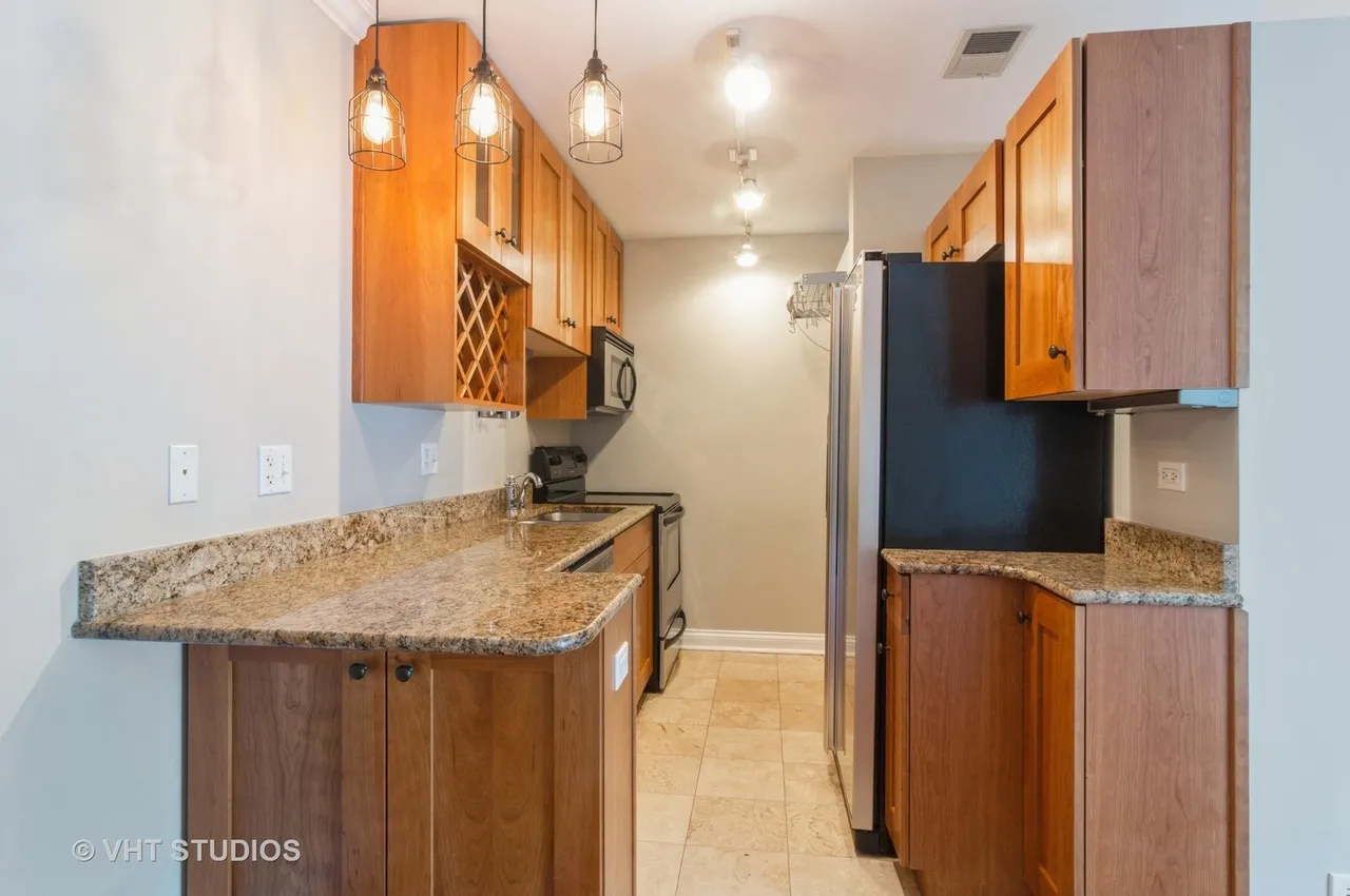 512 W BARRY AVE 60657-unit#207-Chicago-IL