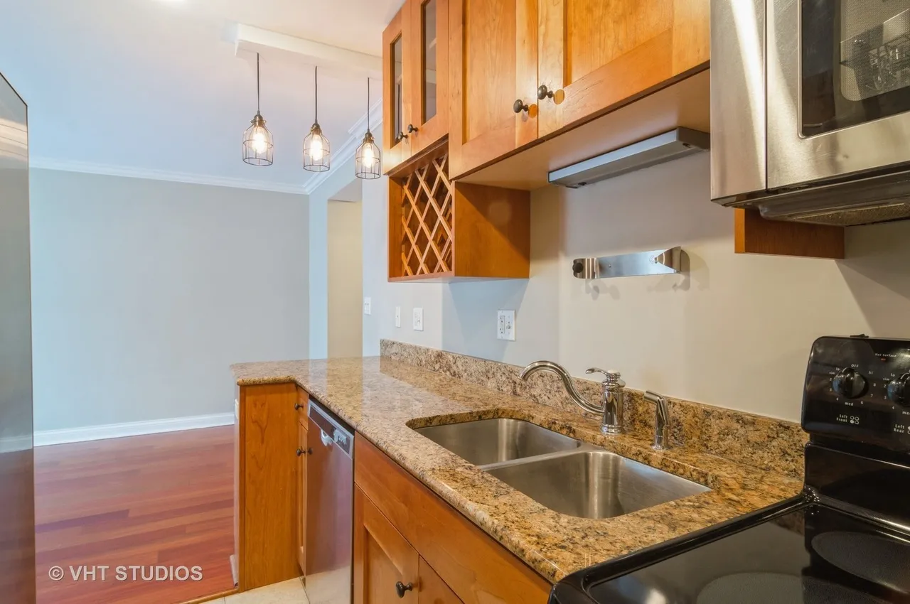 512 W BARRY AVE 60657-unit#207-Chicago-IL