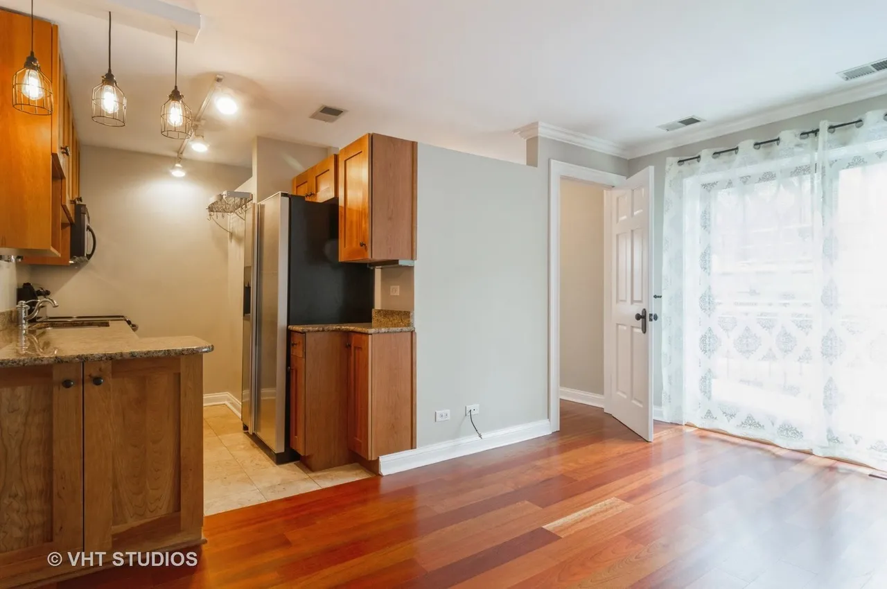 512 W BARRY AVE 60657-unit#207-Chicago-IL