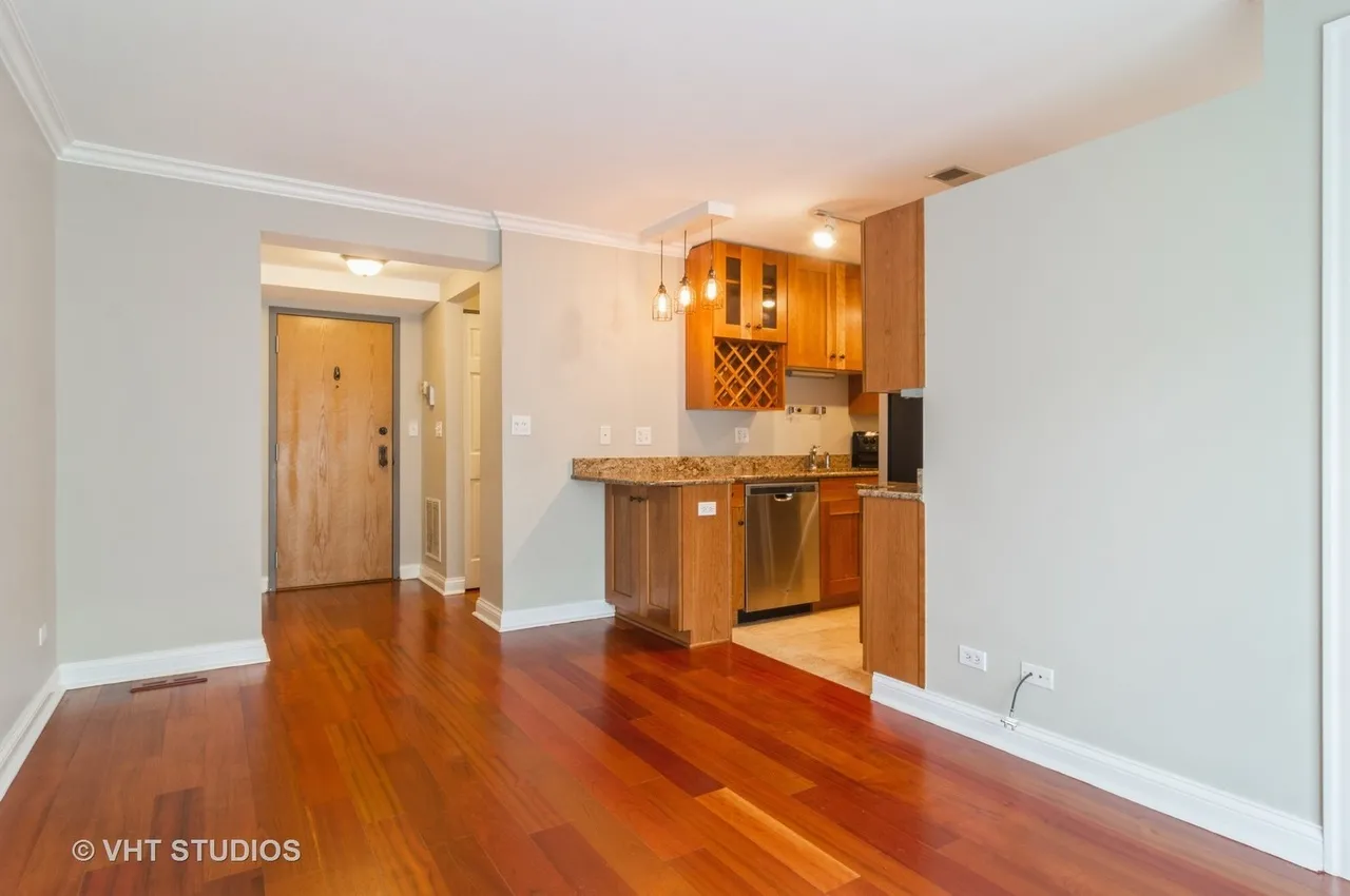 512 W BARRY AVE 60657-unit#207-Chicago-IL