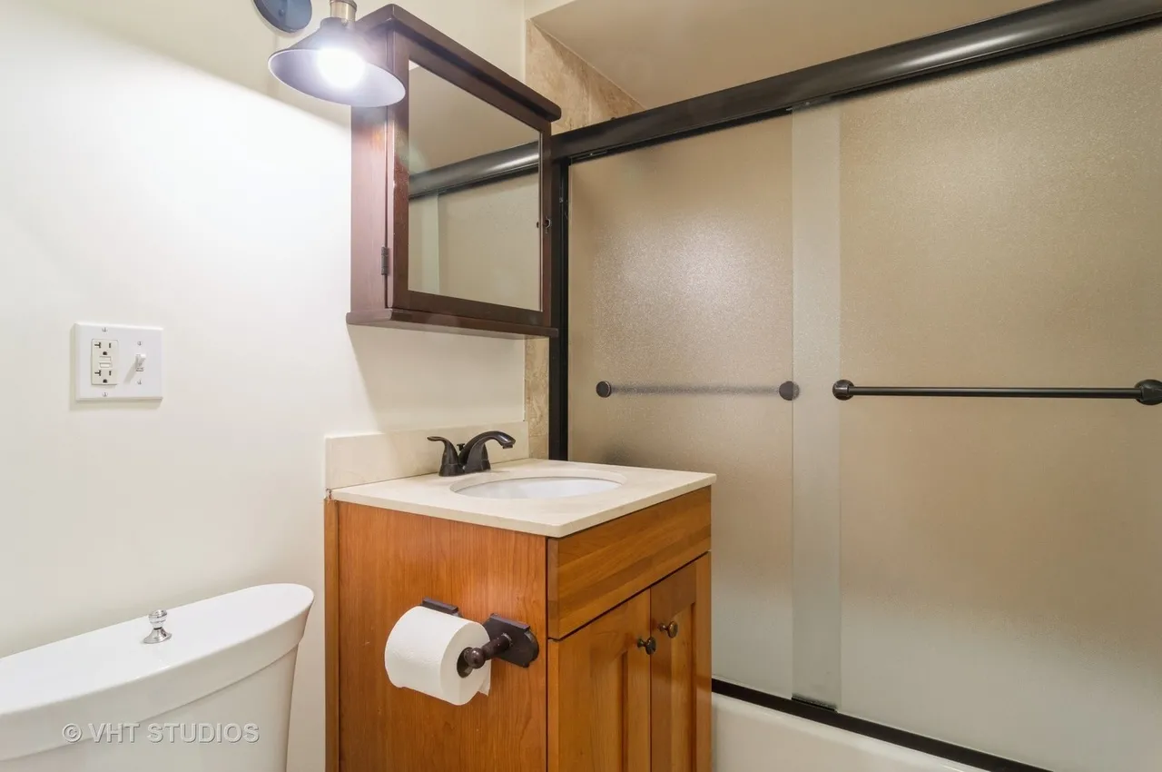 512 W BARRY AVE 60657-unit#207-Chicago-IL