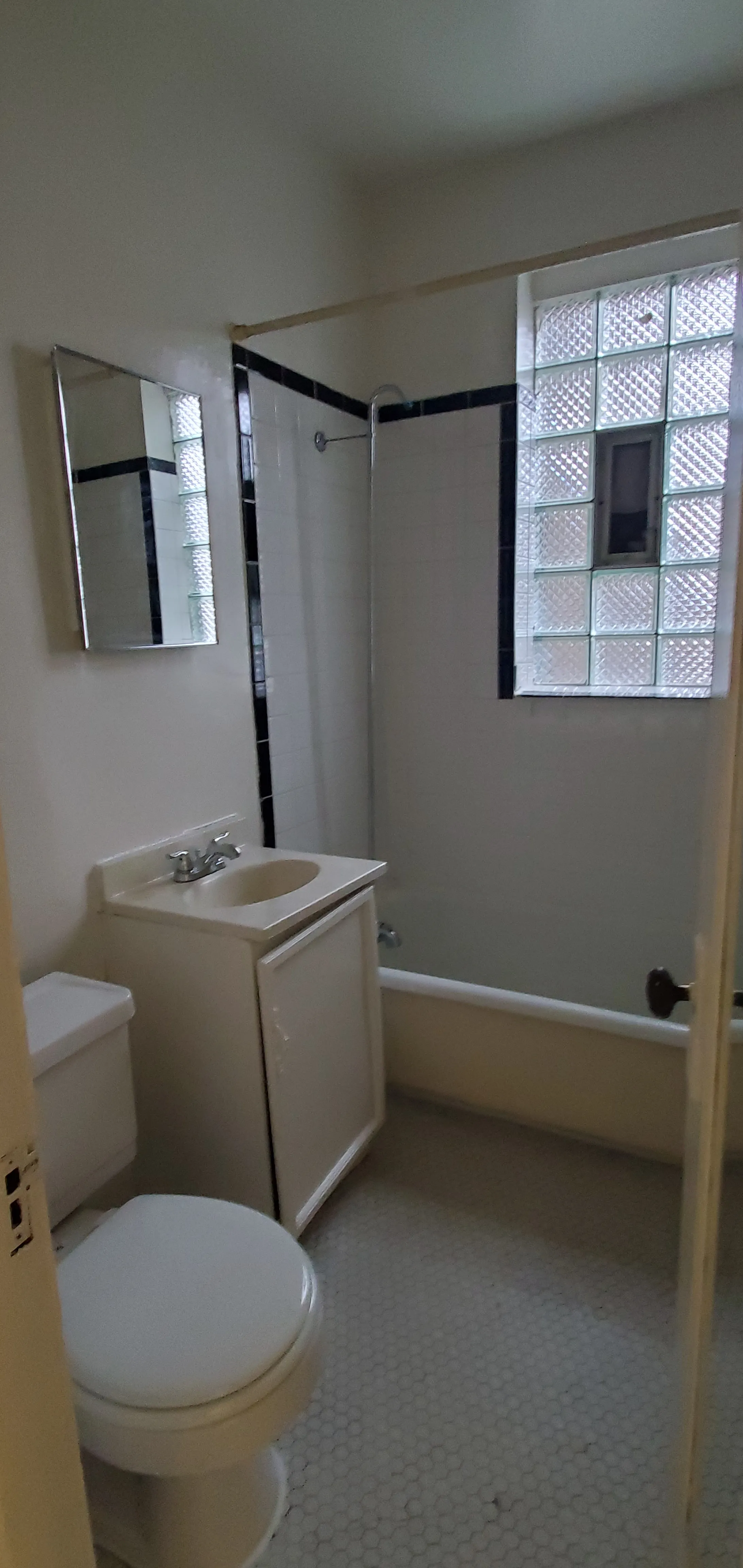 640 W BRIAR PL 60657-unit#106-Chicago-IL