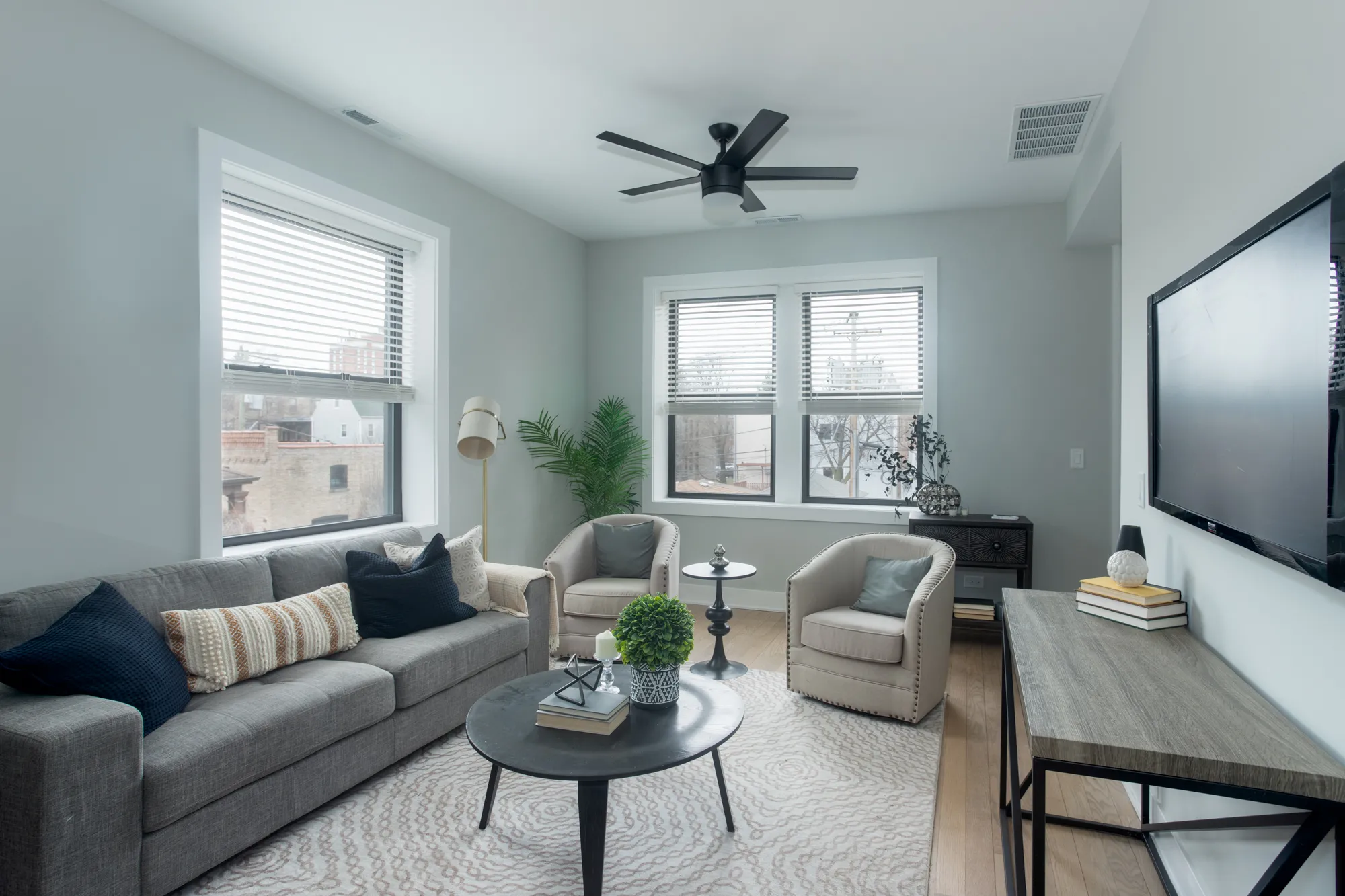 2020 W MONTROSE AVE 60618-unit#2C-Chicago-IL