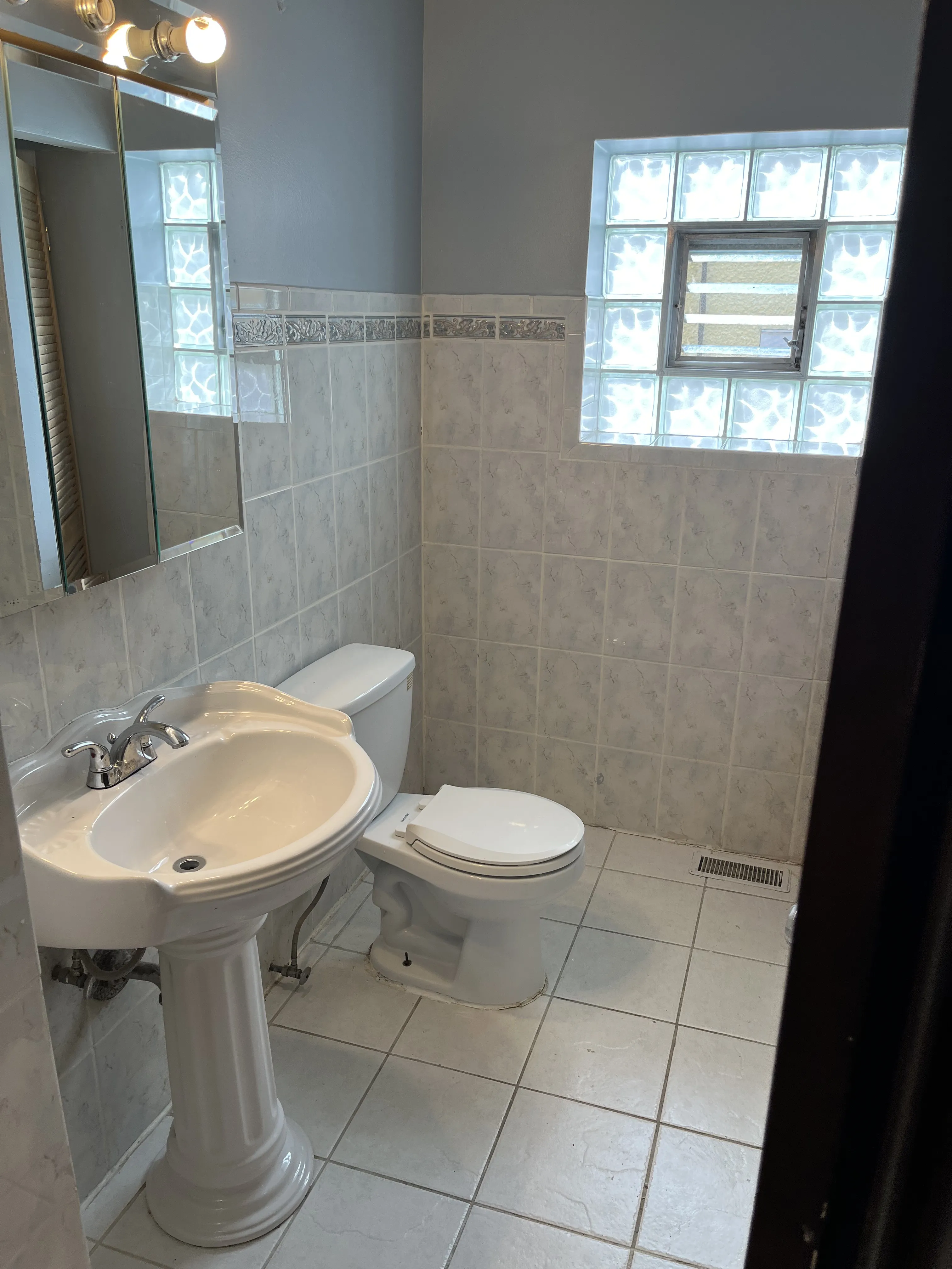 1521 W JUNEWAY TER 60626-unit#1-W-Chicago-IL