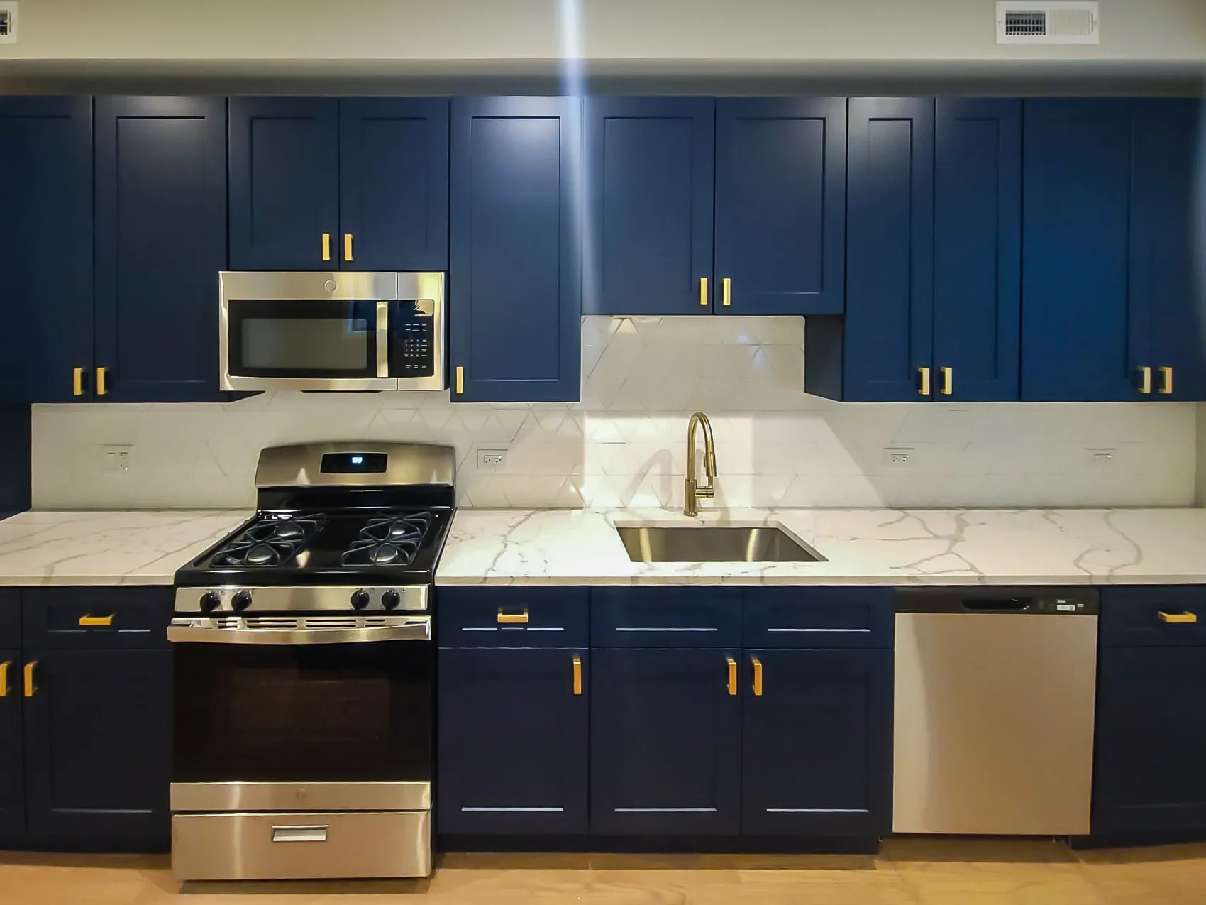 2020 W MONTROSE AVE 60618-unit#3D-Chicago-IL