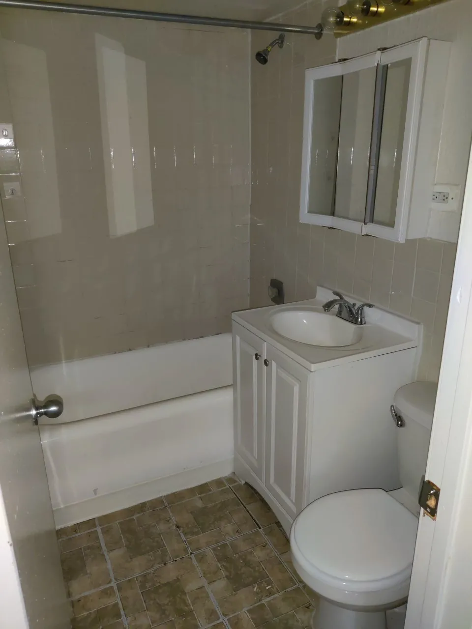 5726 N WINTHROP AVE 60660-unit#305-Chicago-IL