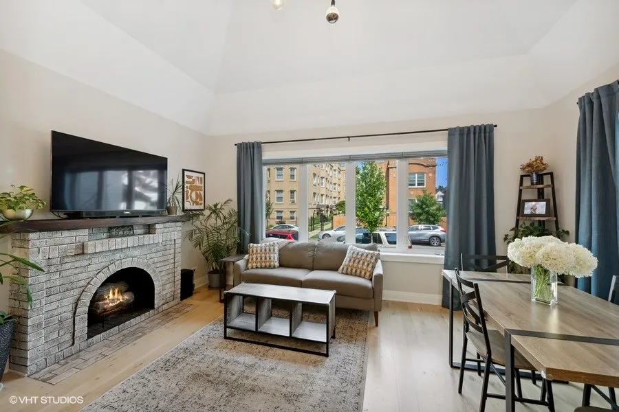 3232 N TROY ST 60618-Chicago-IL