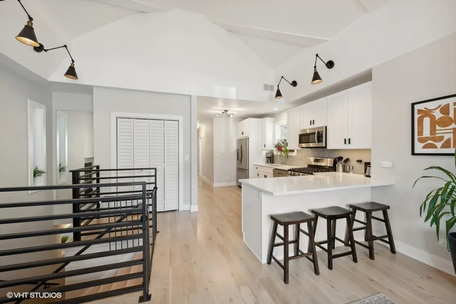 3232 N TROY ST 60618-Chicago-IL