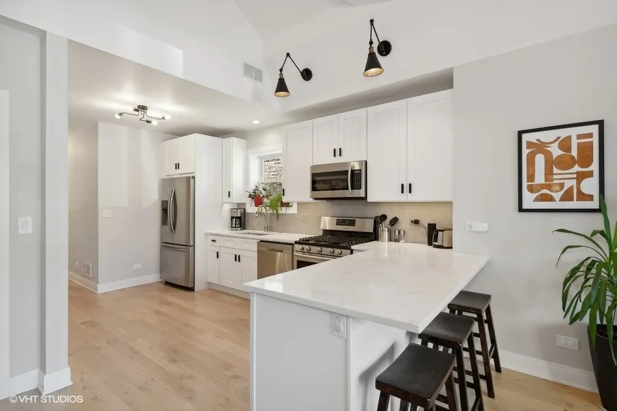 3232 N TROY ST 60618-Chicago-IL