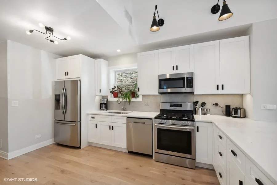 3232 N TROY ST 60618-Chicago-IL