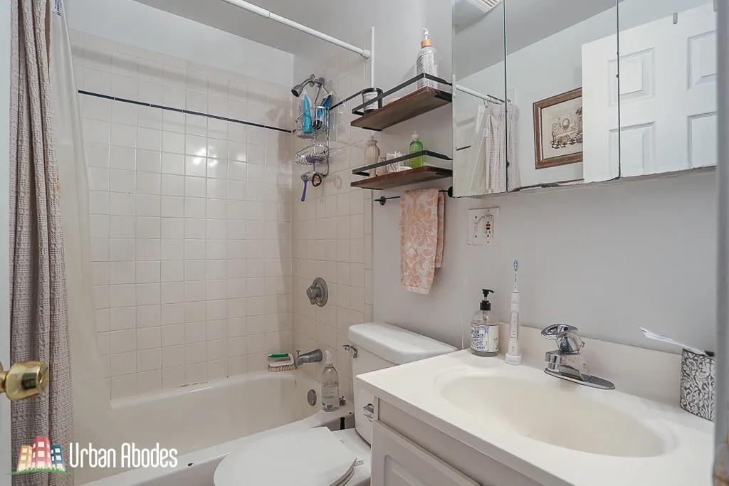 1515 W CORNELIA AVE 60657-unit#F2-Chicago-IL